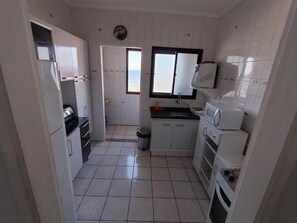 Microwave, oven, stovetop - Beachfront Apartment! Comfort and Incredible Views in Praia Grande – Aviação (Praia Grande)