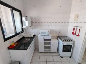 Microwave, oven, stovetop - Beachfront Apartment! Comfort and Incredible Views in Praia Grande – Aviação (Praia Grande)