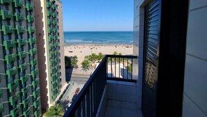 Ein Balkon mit Blick auf Strand und Meer.