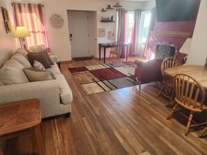 TV, fireplace - Tranquil 2-bedroom house with AC in Spokane. (Spokane)