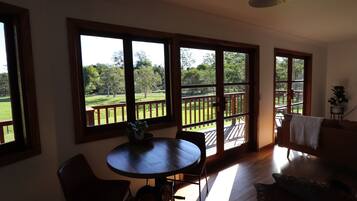 Deluxe Cabin, Balcony, Mountain View | Living area