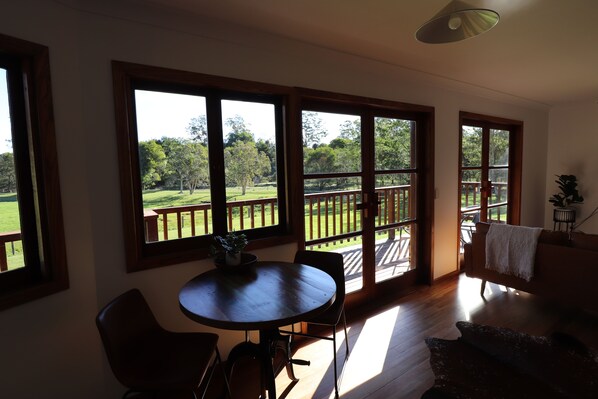Cabane Deluxe, balcon, vue montagne | Coin séjour