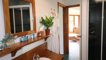 Deluxe Cabin, Balcony, Mountain View | Bathroom