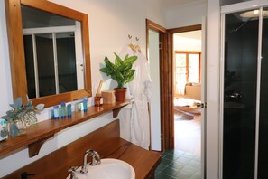 Deluxe Cabin, Balcony, Mountain View | Bathroom