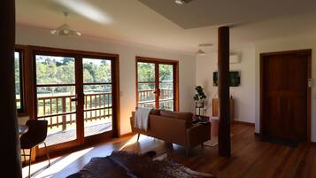 Deluxe Cabin, Balcony, Mountain View | Living area