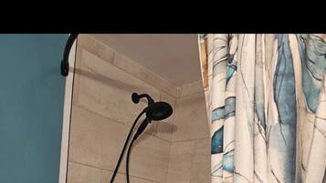 Chuveiro, secador de cabelo, toalhas de banho, sabonete