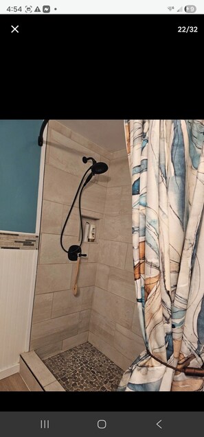 Chuveiro, secador de cabelo, toalhas de banho, sabonete