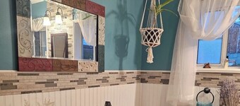 Cozy private bedroom and bath in shared house in beautiful Big Pine