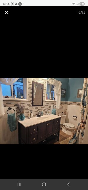 Chuveiro, secador de cabelo, toalhas de banho, sabonete