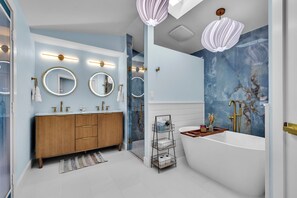 Shower, hair dryer, towels, soap - Near IMG & AMI! Sleeps 10 • Heated Pool • Pickleball • Tiki Bar • Luxury Home (Bradenton)