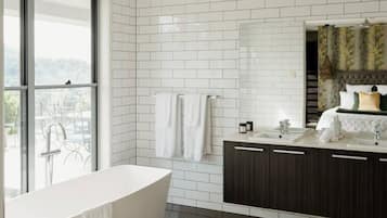 Een aparte badkuip en douche, gratis toiletartikelen, een haardroger