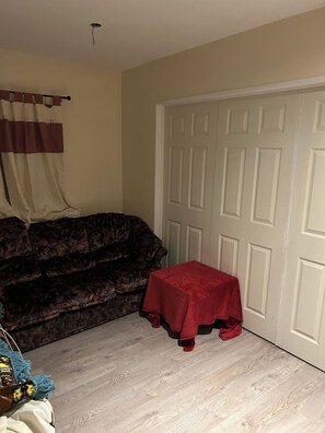 Living area - Apartment near university parks and cricket stadium (Birmingham)