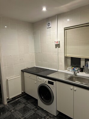 Private kitchen - Apartment near university parks and cricket stadium (Birmingham)