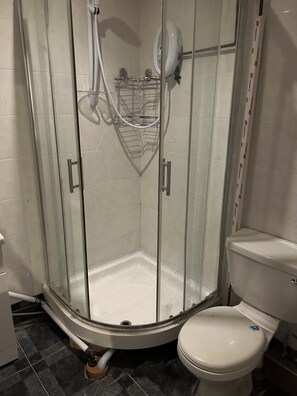 Dusj, hårføner, såpe og toalettpapir