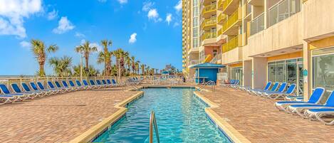 من حمّامات السباحة المغطاة