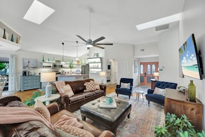 Smart TV - New! Serendipity - Heated pool, Walk to Vanderbilt Beach! (Naples)