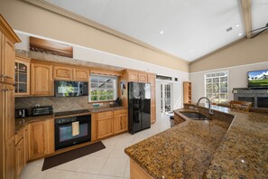 Fridge, microwave, oven, stovetop - New! Endless Summer! New Salt Water Pool and Outdoor Shower! (Bonita Springs)