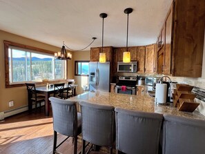 Fridge, microwave, oven, stovetop - Breathtaking Winter Retreat - Luxurious fully furnished - 30+ day min (Silverthorne)