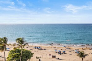 ️ Beach at Your Doorstep – Ocean views from sunrise to sunset. - Beachfront King Suite • Pool • Parking• Walk2Eat (Carolina)