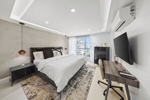 1 bedroom, desk, iron/ironing board, travel cot - Urban Oceanfront Condo, King Bed, Battery Back-up, 2 Pools, Free Parking (Carolina)
