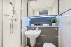 Hair dryer, towels - The Point 902 - Grampian Lettings (Aberdeen)