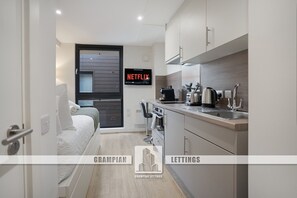 1 bedroom, desk, iron/ironing board, WiFi - The Point 913 - Grampian Lettings (Aberdeen)