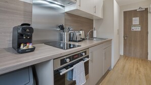 Een moderne keuken met een koffiezetapparaat, broodrooster en oven.