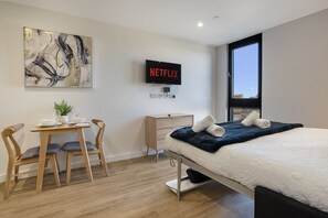 1 bedroom, desk, iron/ironing board, WiFi - The Point 921 - Grampian Lettings (Aberdeen)