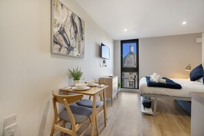 1 chambre, bureau, fer et planche à repasser, Wi-Fi