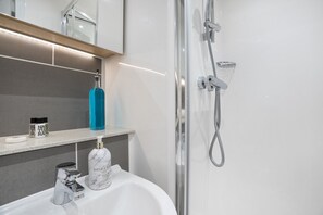Hair dryer, towels - The Point 921 - Grampian Lettings (Aberdeen)