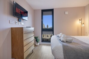 1 bedroom, desk, iron/ironing board, WiFi - The Point 925 - Grampian Lettings (Aberdeen)