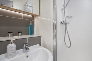 Hair dryer, towels - The Point 925 - Grampian Lettings (Aberdeen)