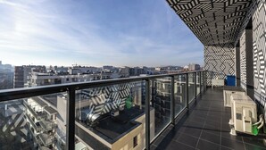 Un grattacielo con soffitto decorato e ringhiera in vetro che si affaccia su un panorama urbano.