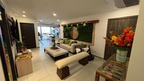 Smart-tv, böcker och en stereo