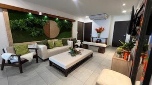 Smart-tv, böcker och en stereo