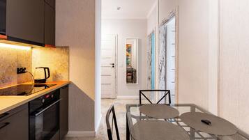 Kühlschrank, Mikrowelle, Ofen, Herdplatte