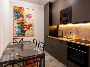 Kühlschrank, Mikrowelle, Ofen, Herdplatte