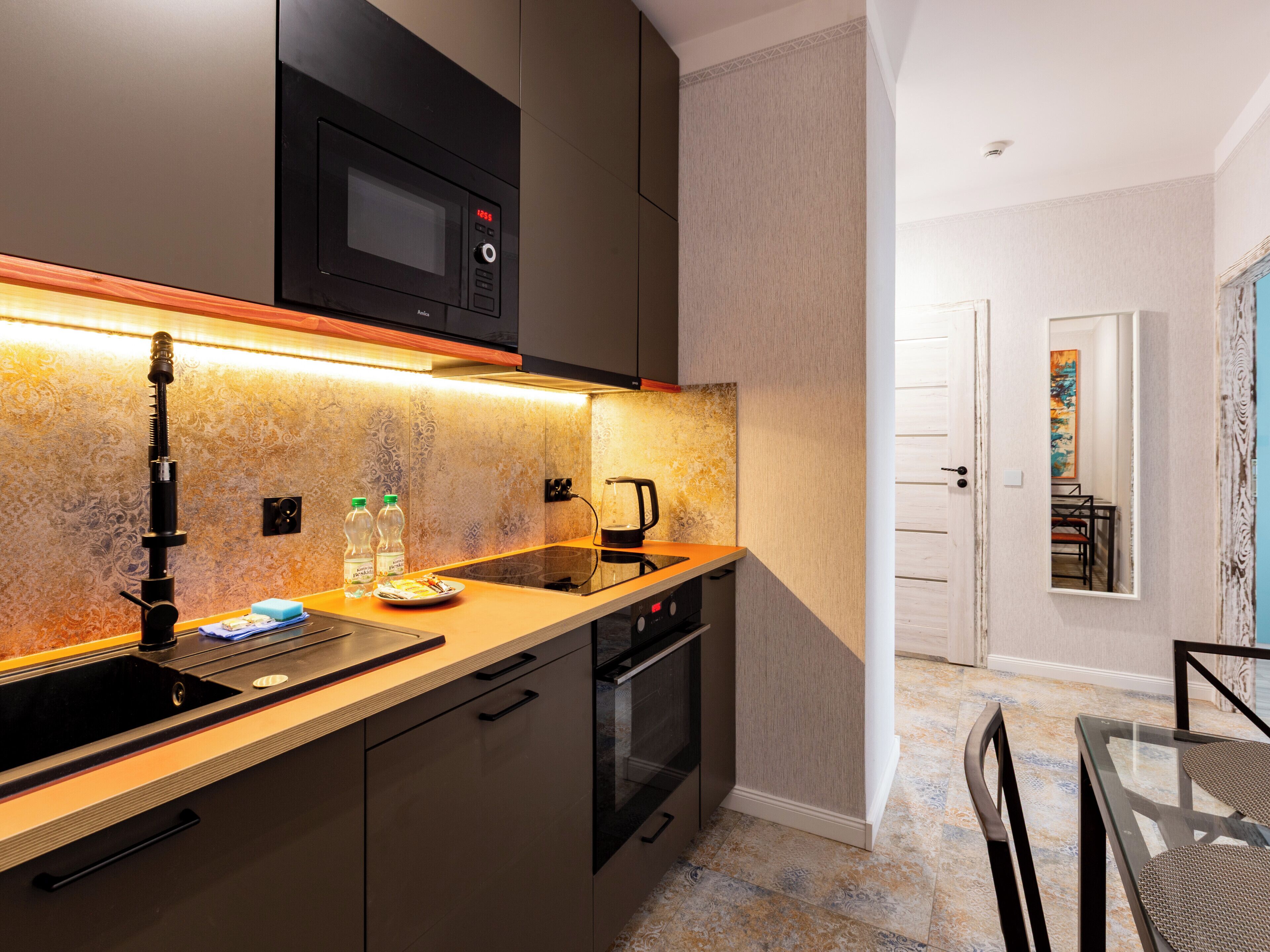 Refrigerador, microondas, horno y parrilla de estufa 