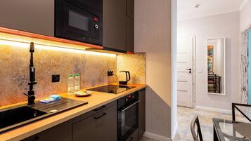 Refrigerador, microondas, horno y parrilla de estufa