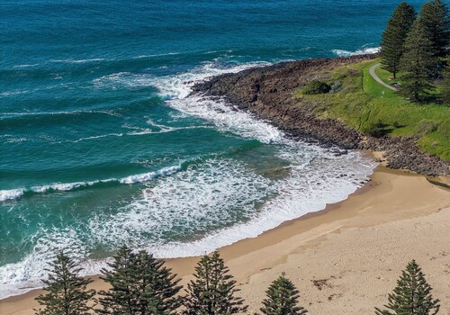 STYLISH & VERY COMFORTABLE NEWLY RENOVATED HOUSE - 5 MINS TO THE OCEAN! SLEEPS 8