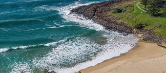 STYLISH & VERY COMFORTABLE NEWLY RENOVATED HOUSE - 5 MINS TO THE OCEAN! SLEEPS 8