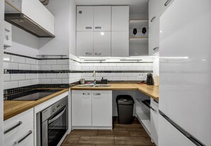 ثلاجة، ميكروويف، فرن، موقد طهي مسطح