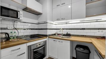 Jääkaappi, mikroaaltouuni, uuni, liesi