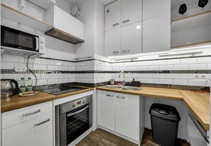 ثلاجة، ميكروويف، فرن، موقد طهي مسطح