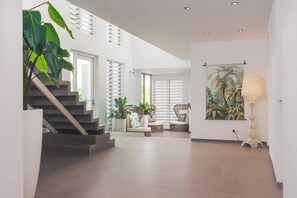 Vila, 4 quartos, piscina particular, vista para o jardim | Sala de estar