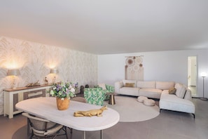 Villa, 4 Bedrooms, Private Pool, Garden View | Dining room - Villa Ora di Oro - by Mi Cuna Stays Collection (Willemstad)