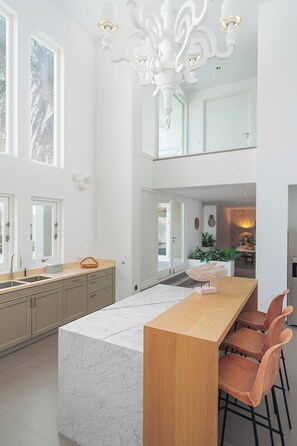 Vila, 4 quartos, piscina particular, vista para o jardim | Sala de jantar