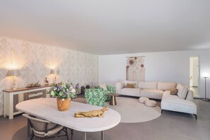 Villa, 4 Bedrooms, Private Pool, Garden View | Dining room - Villa Ora di Oro - by Mi Cuna Stays Collection (Willemstad)