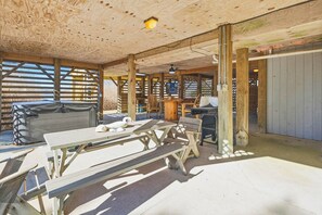 Outdoor dining - Jack's Hideout - Incredible Soundfront Sunset View! (Kill Devil Hills)