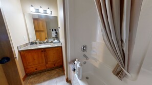 Shower, towels - Settler's Crossing Condo with Views of Tod Mountain! (Sun Peaks)